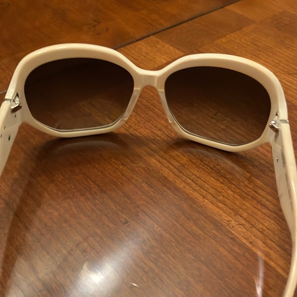 COACH WHITE ARABELLA SUNGLASSES. EXCELLENT CONDITION. WHITE EMBOSSED CASE. EUC - Picture 9 of 15